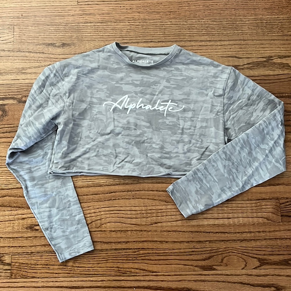 Alphalete Gray Camo Long Sleeve Crop Top - Small